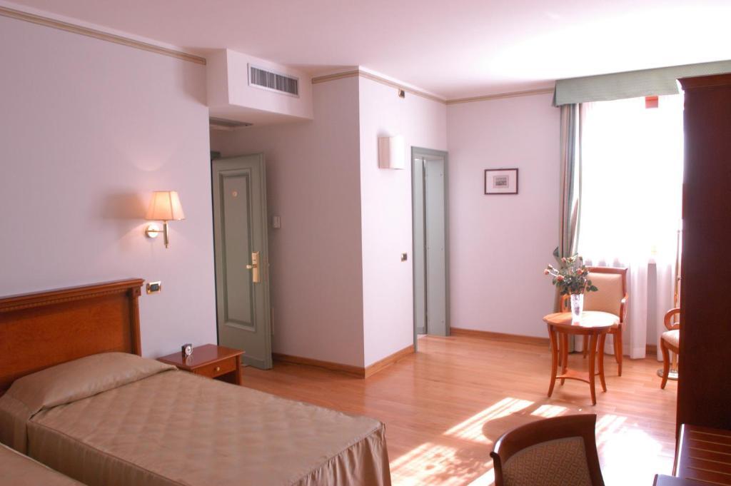 Pilgrim'S Hotel Cicognolo Camera foto