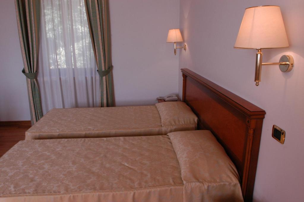 Pilgrim'S Hotel Cicognolo Esterno foto