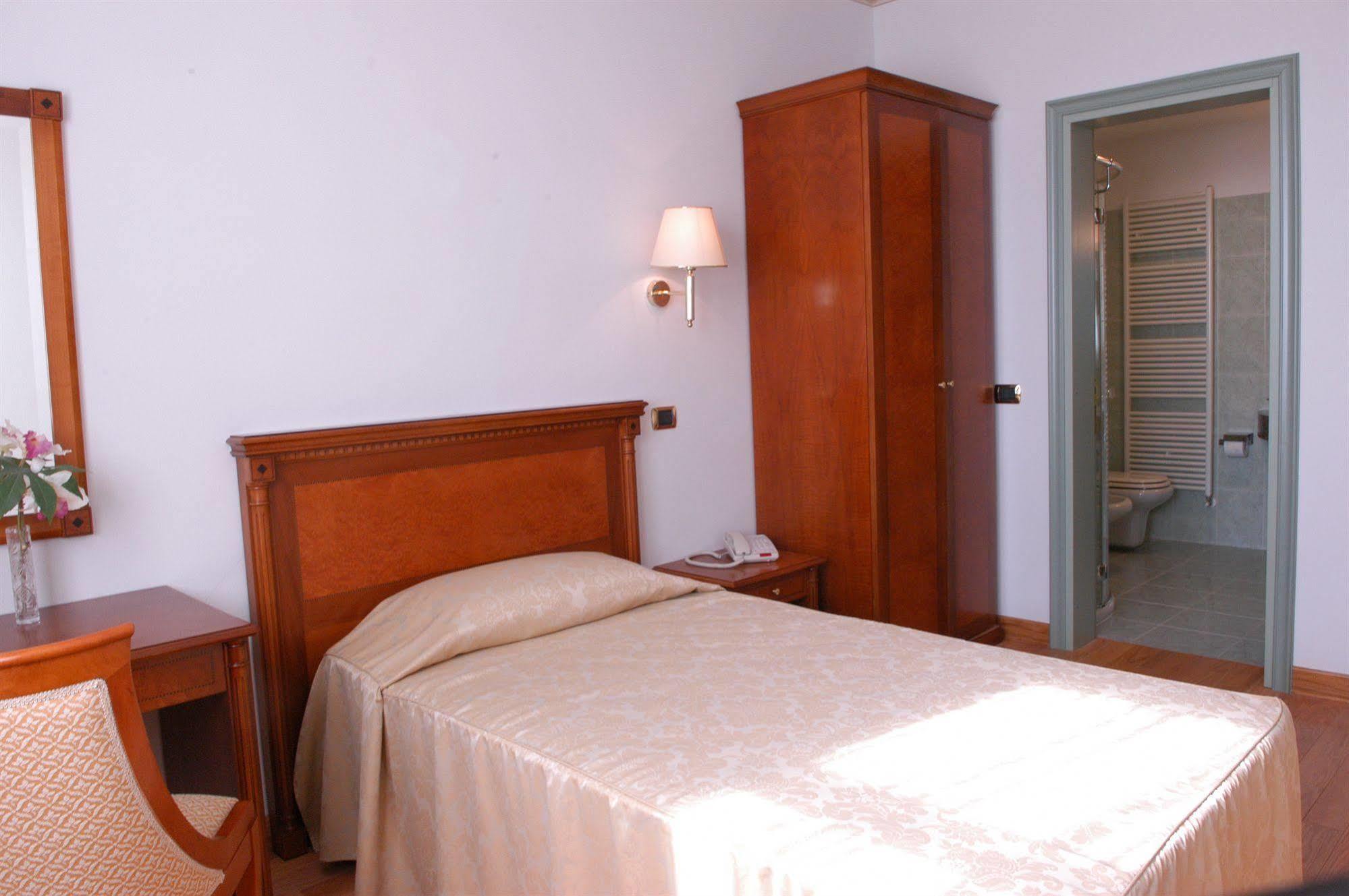 Pilgrim'S Hotel Cicognolo Esterno foto