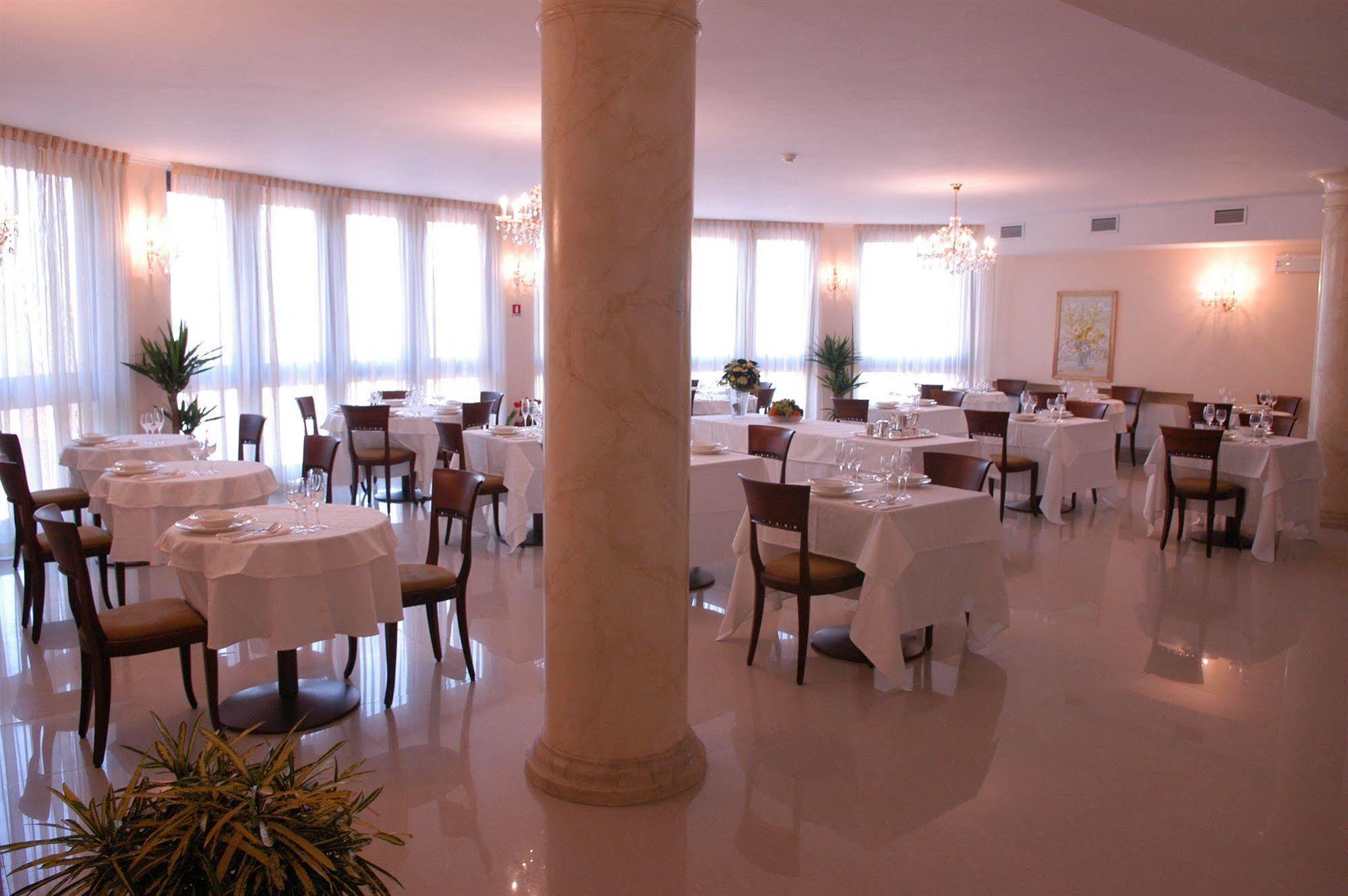 Pilgrim'S Hotel Cicognolo Esterno foto